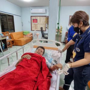 ศูนย์การแพทย์มหิดลบำรุงรักษ์ จังหวัดนครสวรรค์ ร่วมกับบุคลากรจิตอาสาโครงการจัดตั้งวิทยาเขตนครสวรรค์ มหาวิทยาลัยมหิดล ลงพื้นที่ฉีดวัคซีนป้องกัน covid-19 ให้กับผู้ป่วยติดเตียง ในชุมชนเขาทอง